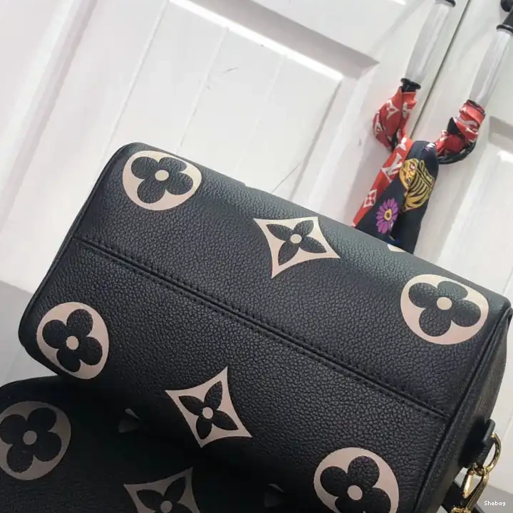 2111FY0058 LV Bags 0526